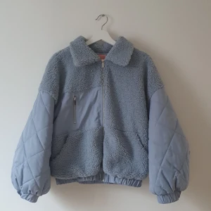 Babyblå teddyjacka - Mysig och varm teddyjacka som bara finns i 1 exemplar - sample. Storlek: M men kan användas av S också.  Skick: ny