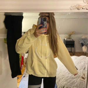 Mickey mouse hoodie  - Så mysig hoodie från h&m med en ganska diskret mickey mouse brodering, tycker den är så fin och perfekt att bara ha till skolan eller gå hemma i 💛 Det är storlek L för jag ville ha den lite mer oversize, jag är egentligen S/M 