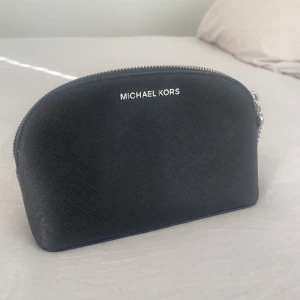 Necessär/sminkväska michael kors - Helt ny necessär/sminkväska från michael kors, dock har modellen utgått. Nypris: 979 kr.  Väskan är äkta och har ENDAST används en gång.
