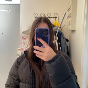 Nike jacka - Jacka från nike, storlek L men passar bra på även M. Oversized, beige inuti, 1ficka inuti, 2 fickor utanpå. Se defekt på sista bilden