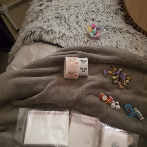 Pyssel - Små påsar med klister för bl a smycken. Kommer annons med pärlor av olila slag o berlocker. Ca 100 st drygt