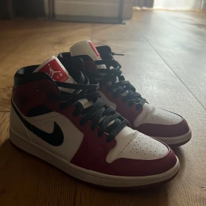 Nike air Jordan 1 Chicago mid - Bra skick, använde 3 gånger  Köpta på merch sweden för 3899 Säljes pågrund av för små Köp sedel finns