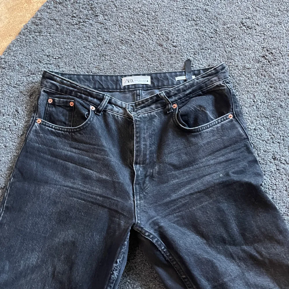 Ett par zara jeans i modell mid rise straight! Använda ganska mycket men inget som tydligt märks. Storlek 42 men passar 40 också. Köpta för 359kr, säljer för 200kr. Jeans & Byxor.