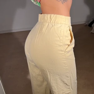 "Kostymbyxor", från H&M  - Sköna byxor/kostymbyxor, fint skick