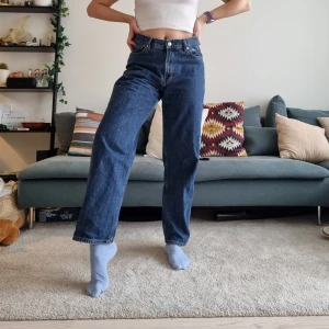 Vida högmidjade blå jeans - Säljer mina superfina jeans då jag stör mig på att dem ej sitter åt i midjan (är M i underdelar) Mörkblå färg, i strl XS (unisex), ca 86cm i midjan. Säkert superbra o ha dem som lågmidjade pösiga jeans. Superfint skick!! Sweet Sktbs.