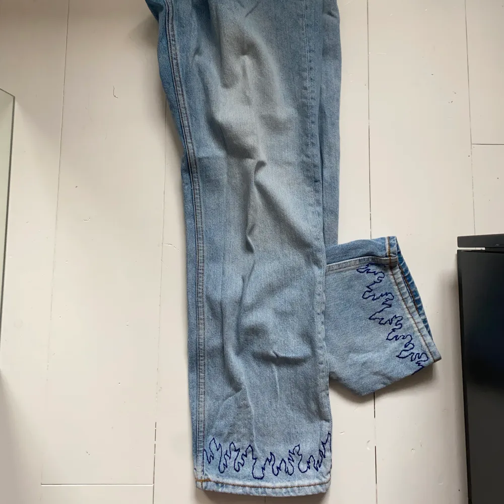Raka jeans från monki som jag har broderat eldsflammor nere vid benslutet. Väldigt unika!! Har tyvärr ingen bild på mig då de är för små:(. Bra skick!! Storlek 27💘. Jeans & Byxor.