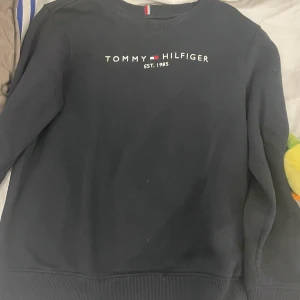 Tommy hilfiger tröja  - Säljs som ny och inga större fläckar 