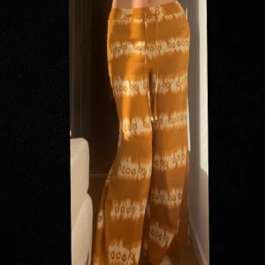 Vida hippie byxor - Så coola byxor med tie dye mönster, ger mig hippie vibez😎de är typ mörkgula/ orangea?