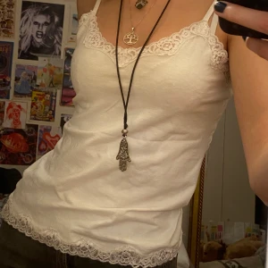 Spets linne - Fint linne med spetts detaljer! Tyget är stretchigt så passar nog Xs-M