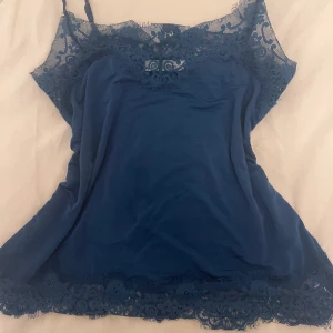 Kornblått Samsøe samsøe spetslinne - Blått Samsøe Spetslinne med spets både uppe och nere. Jättemjukt material. Passar XS-M beronde på hur man vill att linnet ska sitta. Säljer även liknade Samsøe linne i vinrött