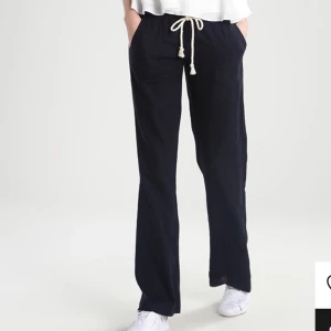 Svarta lågmidjade Roxy linnebyxor  - Lågmidjade bootcut linnebyxor från roxy. Sparsamt använde endast använda max 5 gånger. Bra längd på mig som är 166. Skriv privat för mer egna bilder. Köpta för 599kr