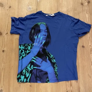 Billie Eilish tröja. - Blå Billie Eilish tröja från H&M oanvänd 