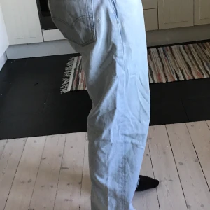 Ljusa Levis 501 - Ett par vintage Levis i ljus blekning. 