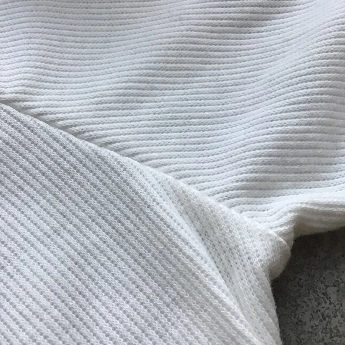 Vit tröja, säljs pga inte kommer till användning. Finns en liten fläck. - 91