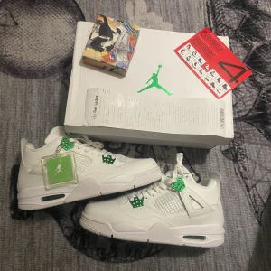 Jordan 4 metallic green - Skorna är 10/10 skick och äkta med kvitto och certifikat. Vid intresse kan ni slå ett pling. Jag är inte intresserad av att köpa eller byta grejer!