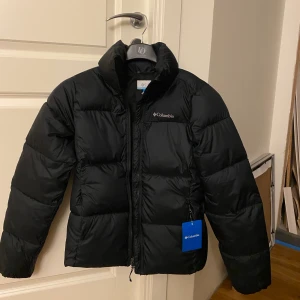 Puffer jacka - Columbia puffer jacka i Strl XS med alla sina prislappar kvar. Den jag har på bild är Strl S. Modell Puffect. Hann inte returnera i tid. ❤️ frakt ingår 