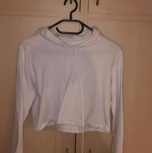 Croppad hoodie - Croppad hoodie ifrån Shein Aldrig använd Storlek S tror jag 