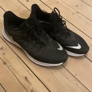 Nike spring / träning skor - Storlek 41 Använda 2-3 ggr då dom är för små för mig  Condition 9/10 