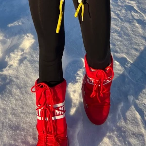 Moon Boots - Röda moonboots 36-38. Använda Max 5 ggr. Ser nya ut. Vid snabb affär går pris att diskutera 