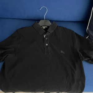 Burberry London Piké - Burberry Piké  Retail runt 2500. Välanvänd, därav pris. Storlek Large och sitter TTS.   Skriv om du har frågor eller funderingar☃️