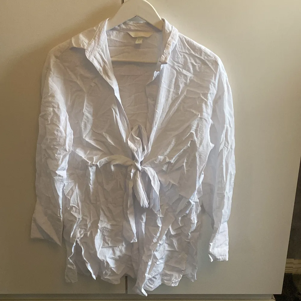 Säljer denna vita korta klänning/blus från H&M. Aldrig använd bara tvättad, mycket fint skick! Minns ej vad jag köpte den för. Pris kan diskuteras . Klänningar.
