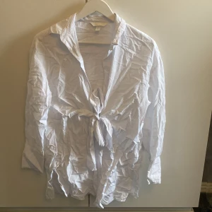 Vit klänning/blus - Säljer denna vita korta klänning/blus från H&M. Aldrig använd bara tvättad, mycket fint skick! Minns ej vad jag köpte den för. Pris kan diskuteras 