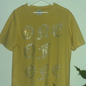 One of one t-shirt  - Säljer en helt oanvänd one of one t-shirt, tvär fett bara inte kommit till användning tyvärr. (Storlek S men passar M med)