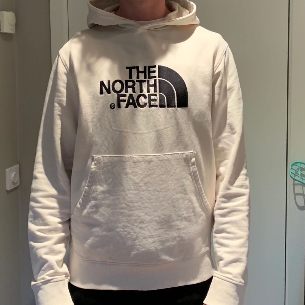 Säljer the north face hoodie, stl. M Nypris 600kr. Huvtröjor & Träningströjor.