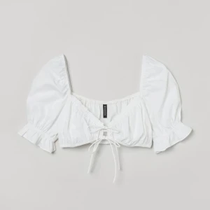 Sommartopp H&M - En vit sommartopp från hm som är super fin till ett par jeans. Den är i storlek xxs och knappt använd. Original priset var 79kr