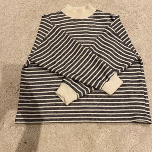 Randig stickad tröja - En randig stickad tröja från zara, passar oversized på mig som har xs/s. Jättemysigt material inuti. Tröjan är knappt använd och har inga slitningar. I priset ingår INTE frakt. 