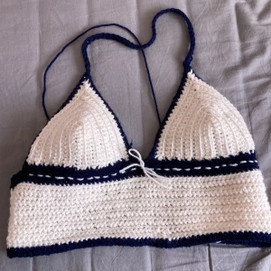 Handmade. - Handgjort topp , en size small men kan stretcha sig , halterneck top , och cupparna är A-B. 