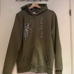 Säljer hoodie från one of one, stl. M Nypris 1000kr (alla stenar är kvar)