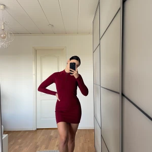 Nike Klänning  - Sportig Nike klänning i vinröd färg. Använd en gång. Tjockare material. Dragkedjan kan knäppas upp. ❤️