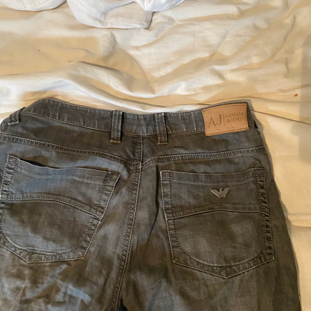 Armani jeans storlek 34. Passformen är straight leg och sitter som en 32. Skick 7/10 då byxorna är lite slitna o gamla. Jeans & Byxor.