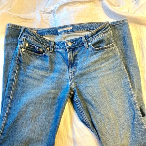 Levis jeans  - Säljer dessa lågmidjade levisjeansen i storlek 29/34. De är knappt använda och är i väldigt bra kvalite. Jag köpte dom för 1200 men säljer för 600 kr. Bara att skicka för mer bilder😊
