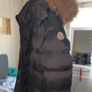 Lång Moncler vinter jacka  - Storlek s-M dm för fler bilder 