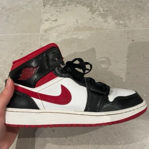 Air Jordan 1 - Buda minst 30kr. Air Jordan 1s i bra skick. Lägger ut igen pågrund av att ja it fick de sålda. Skriv till mig ifall du vill ha mer information och fler bilder. Skorna är äkta. Direkt pris: 1000kr ❣️