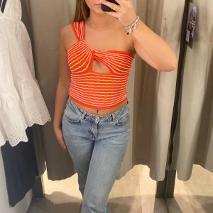 Orange/vit-randig topp - Säljer denna fina topp pågrund av att jag aldrig fått användning av den 🥰 lappen kvar 