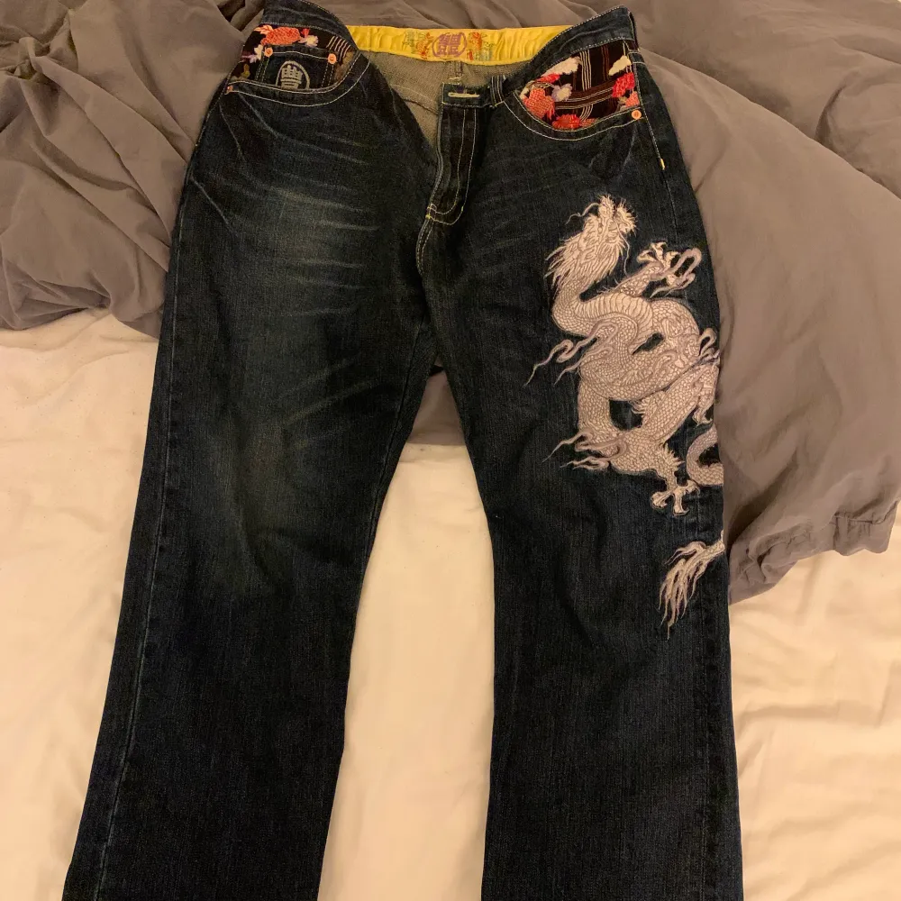 Ett par vintage baggy jeans med japansk tema. Helt nya 10/10 skick 32x34. Jeans & Byxor.