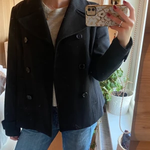 Kappa - Den perfekta svarta korta kappan, från hm. Säljer den då jag tycker den är lite liten på mig. Strl 38, men skulle säga att den även passar 34 och 36!💓 Superfint skick! 