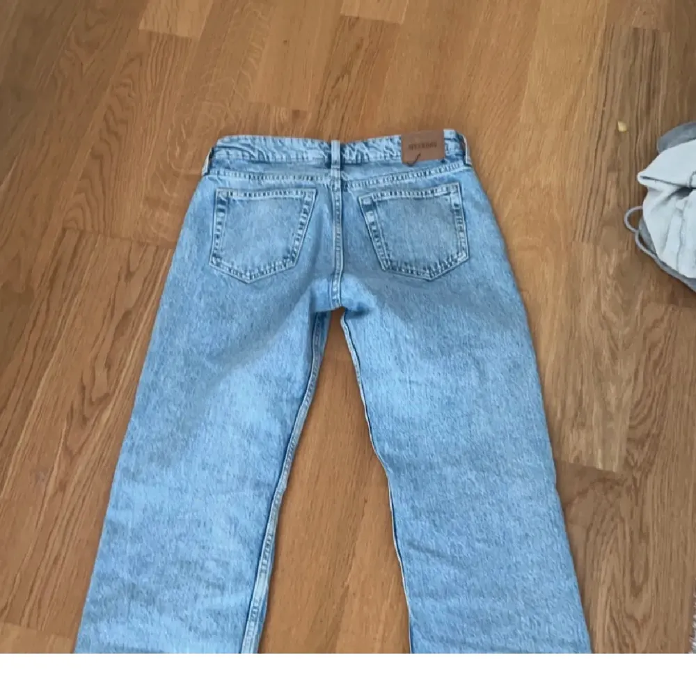 Säljer dessa super snygga low waist jeans från weekday då dem inte passade tyvärr😔(köpta här på plick) ❗️(INTE mina bilder, utan förra ägarens)❗️. Tjejen på bilden är 160 cm! skriv gärna för intresse🫶🏼 . Jeans & Byxor.