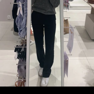 Vilma Petite Kostymbyxor  - Världens finaste kostymbyxor med pressveck från BikBok, passar någon som är 165 och kortare, storlek 34. Sparsamt använda så inga defekter eller liknande! Nypris 399, säljer för 179kr 🫶🏼