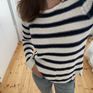Randig stickad tröja - Säljer denna blå/vit randiga stickade tröja. Storlek XS men passar också S/M. Skriv för fler bilder!