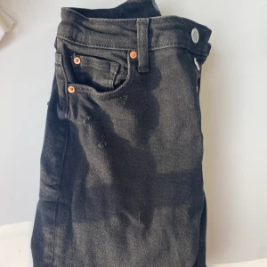 Svarta jeans  - Säljer nu dessa svarta skinnyjeans från primark, säljs pga att dom är för små