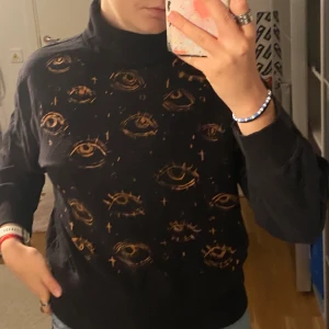 Lager157 polo krage tröja  - Blekt tröja med ögon fram och bak från lager 157, 