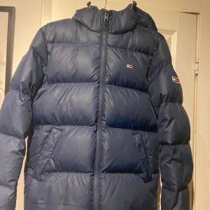 tommy hilfiger - Tommy hilfinger vinterjacka jag har köpt den för 2500 kr men lägger upp en för 550 storleken är s 