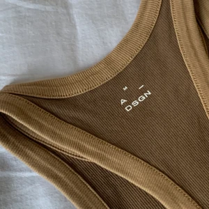 Crop top - En crop top från A-DSGN. Alice stenlöfs egna klädmärke. Använd några gånger och älskar den verkligen men är för stor i storleken.   Köparen står för frakten, kan även mötas upp 