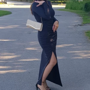 Balklänning  - Säljer den här superfina mörkblå glittriga balklänningen som är långärmad och en slits upp som är syd super snyggt💙🖤