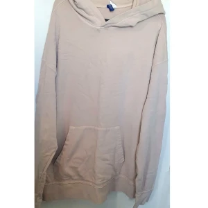 Ny Hoodie XL - Beige hoodie. Aldrig använd. För billigare frakt vid direkt Swish kontakta mig privat och välj ej Köp Nu. Samfraktar för minsta möjliga frakt kostnad för dig, ej Köp Nu, medd.