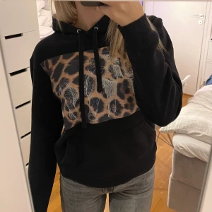 Thecoolelephant - Säljer min hoodie från thecoolelephant. Som nyskick!! Skriv för fler bilder.🤍🤍storlek S
